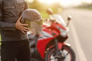 カッコいいバイクウェアを着る男性