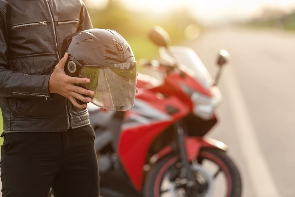 カッコいいバイクウェアを着る男性
