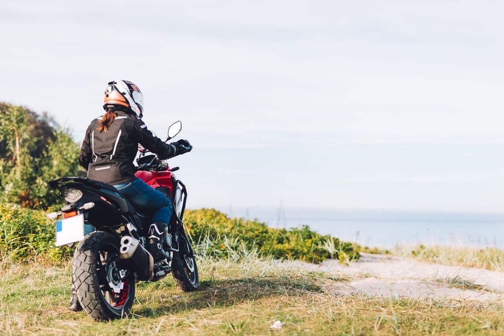 バイクを運転する女性