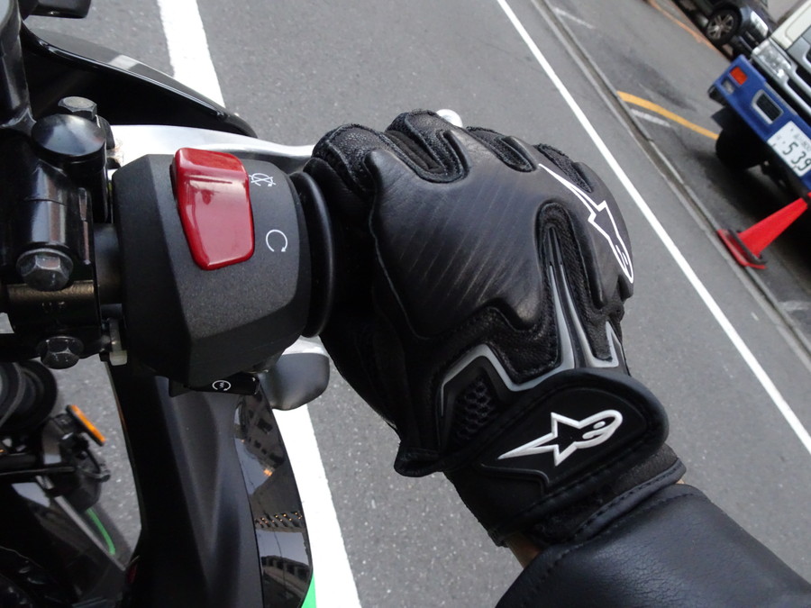 グローブを付けているバイクの運転手